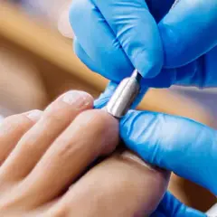 Co to jest manicure i pedicure? Poznaj różnice i korzyści