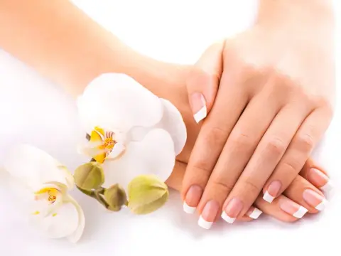 Manicure hybrydowy French – co to jest i dlaczego warto go wybrać?