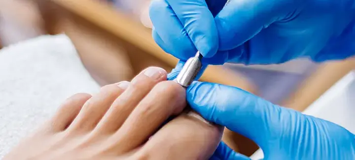 Co to jest manicure i pedicure? Poznaj różnice i korzyści