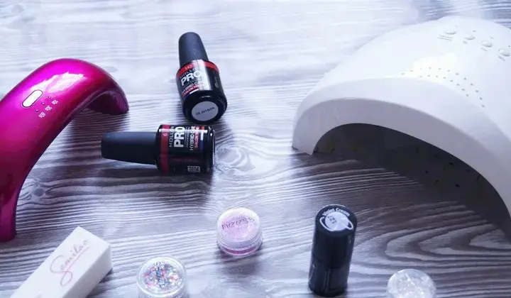 Czy warto kupić zestaw do manicure hybrydowego? Oto prawda o kosztach i efektach