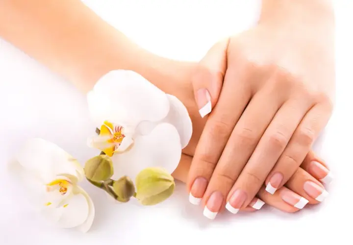 Manicure hybrydowy French – co to jest i dlaczego warto go wybrać?