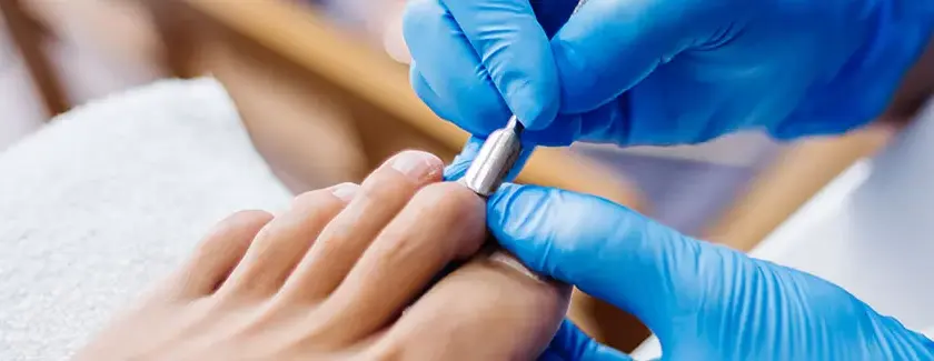 Co to jest manicure i pedicure? Poznaj różnice i korzyści
