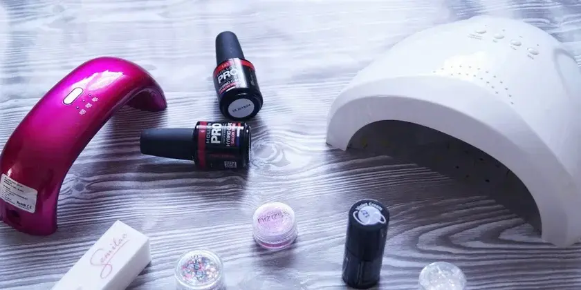 Czy warto kupić zestaw do manicure hybrydowego? Oto prawda o kosztach i efektach
