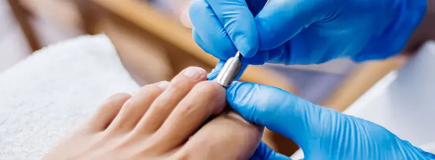 Co to jest manicure i pedicure? Poznaj różnice i korzyści