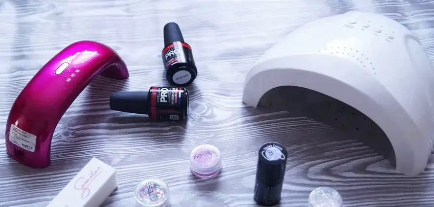 Czy warto kupić zestaw do manicure hybrydowego? Oto prawda o kosztach i efektach