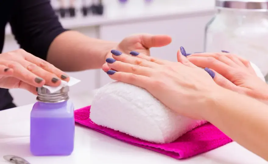Jakiej firmy zestaw do manicure hybrydowego wybrać, aby zaoszczędzić?