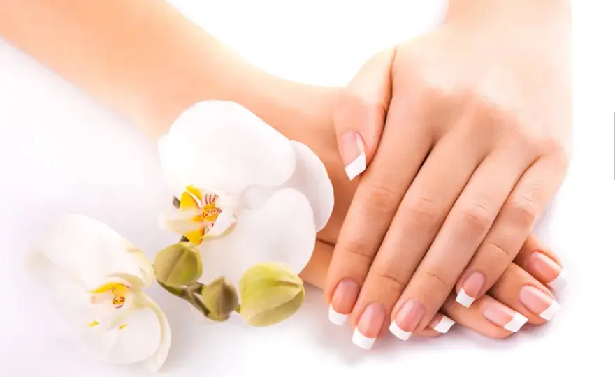 Manicure hybrydowy French – co to jest i dlaczego warto go wybrać?