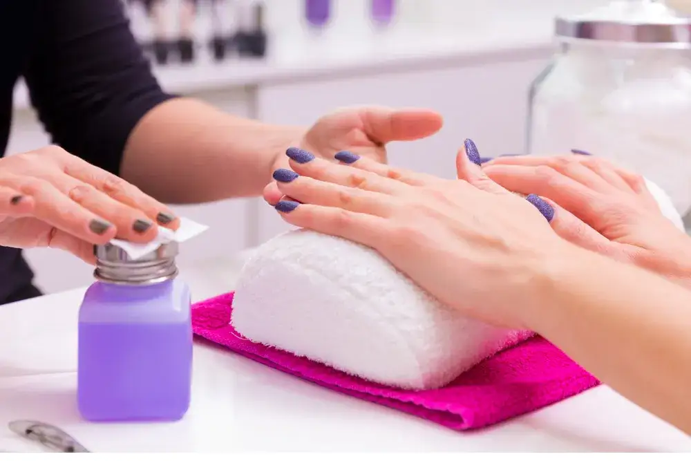 Zdjęcie Czy warto kupić zestaw do manicure hybrydowego? Oto prawda o kosztach i efektach
